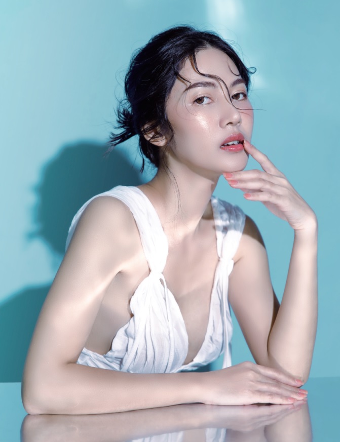 利⽤極細微米等級的溶脂針進行臉部超微創抽脂,不需手術切⼝與縫合即可打造精緻輪廓線。